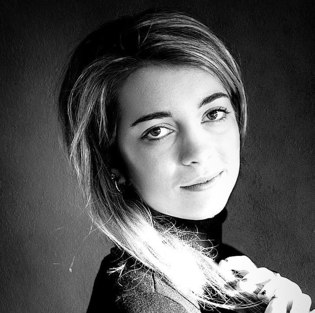 Rozalina aan het werk — zwart-wit portret