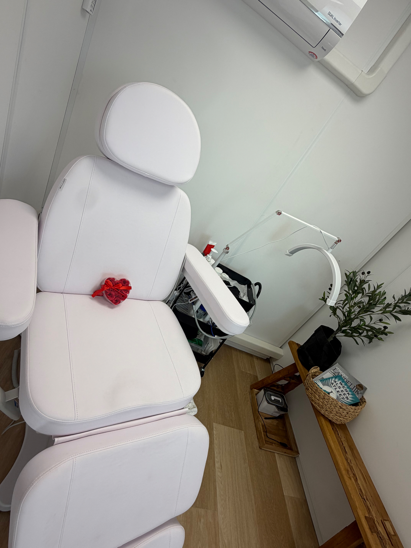De rustige behandelruimte van Pedicure Rose in Middelharnis met witte behandelstoel
